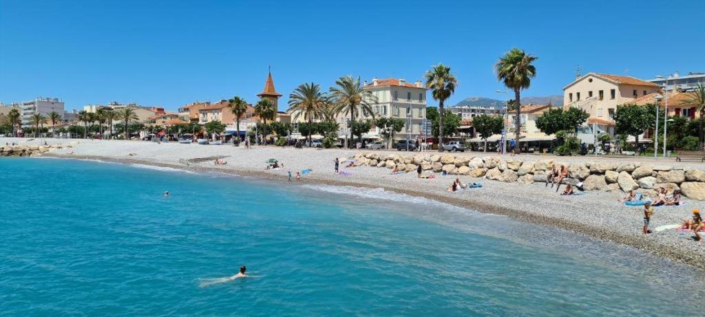 Grand Studio Tres Agreable Avec Bar, Cuisine Et Terrasse Cagnes-sur-Mer Luaran gambar