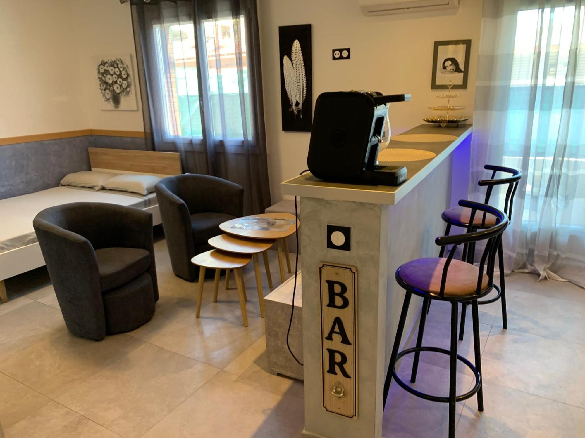 Grand Studio Tres Agreable Avec Bar, Cuisine Et Terrasse Cagnes-sur-Mer Luaran gambar